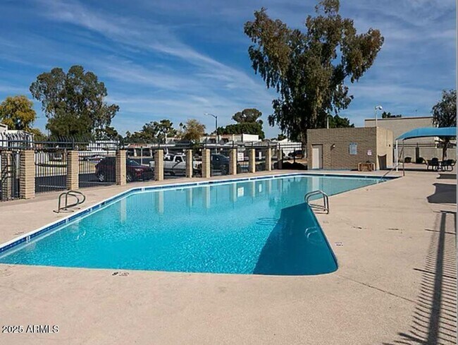 Building Photo - 2433 W Eugie Ave