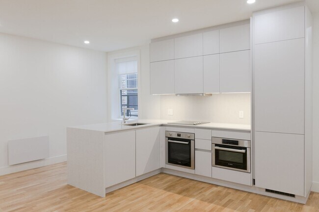 Building Photo - 2100 Rue du Fort