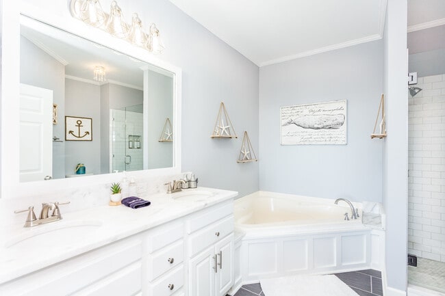 MASTER en-suite with vanity and jacuzzi tub - 106 W Arctic Ave
