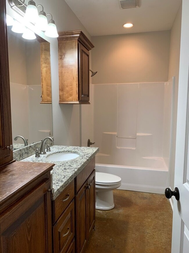 Building Photo - 3 Bedroom 2 bath Duplex for lease