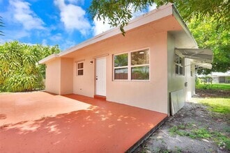 Building Photo - 2435 Plunkett St
