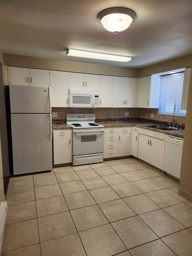 Building Photo - Cute 2 Bedroom 1 Bathroom Near Northtown Mall