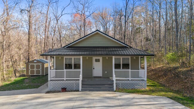 Building Photo - 3-Bedroom in Town of Farmville with Privacy and Convenience!