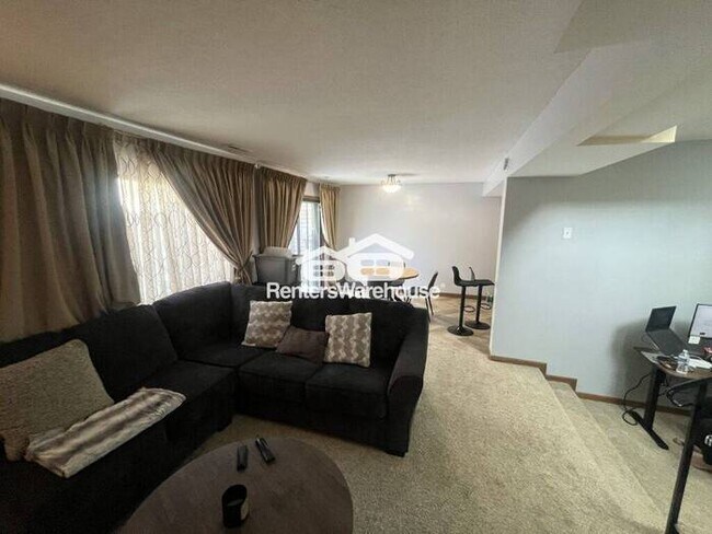 Foto del edificio - Cozy, Updated Townhome with Loft & Fireplace
