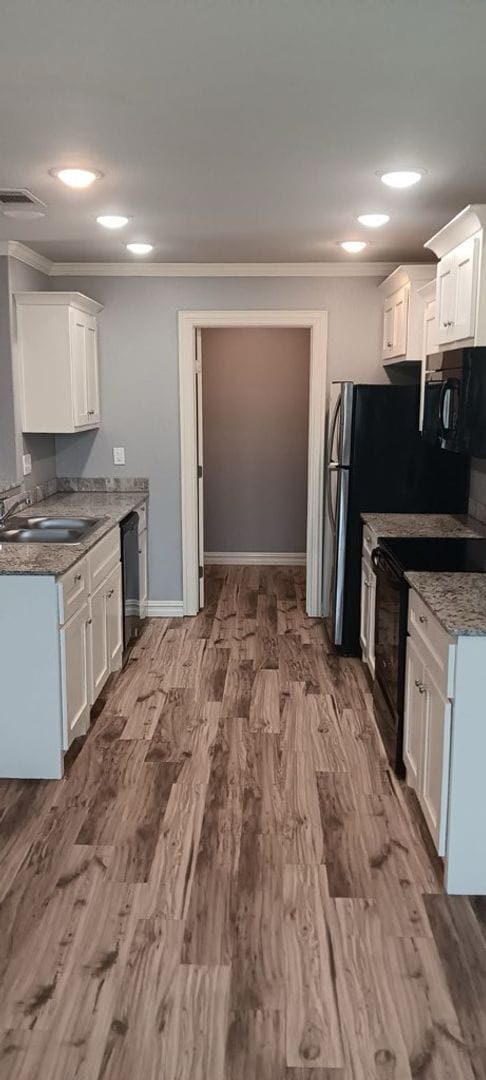 Building Photo - Move in special on this 3 bedroom/2 bathroom townhouse