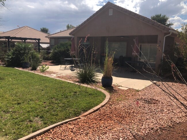Fenced backyard and hot tub - 1806 N Dixie Downs Rd