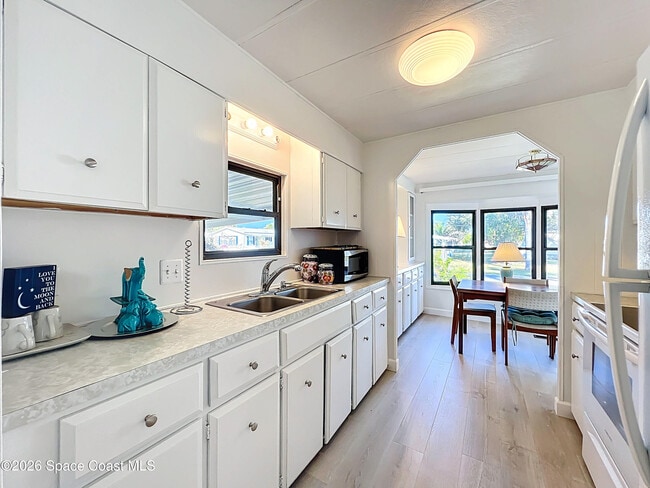 Building Photo - 909 Sequoia St