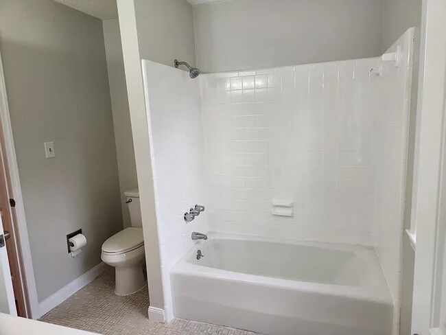 Building Photo - Newly remodeled throughout 4 bed 2 bath br...