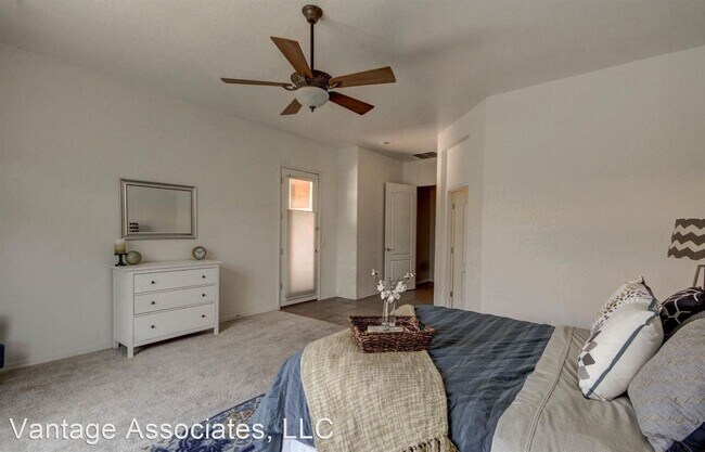 Building Photo - 5 br, 3 bath House - 635 W. LONGHORN DRIVE