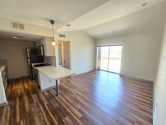 Building Photo - Upgraded 1-Bedroom Condo Near ASU with Pool Views