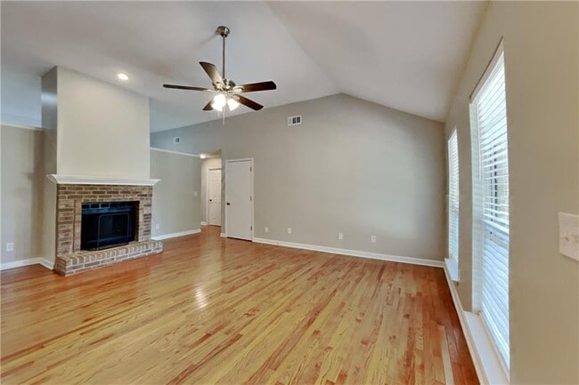 Building Photo - 345 E Willow Run