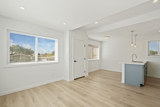Building Photo - Updated Flat in Central Location + Outdoor...