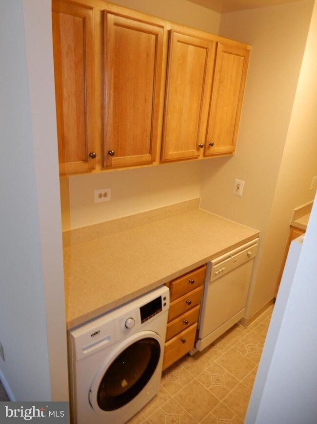 5340 Holmes Run Pkwy Unit 1212, Alexandria, VA 22304 Condo for Rent