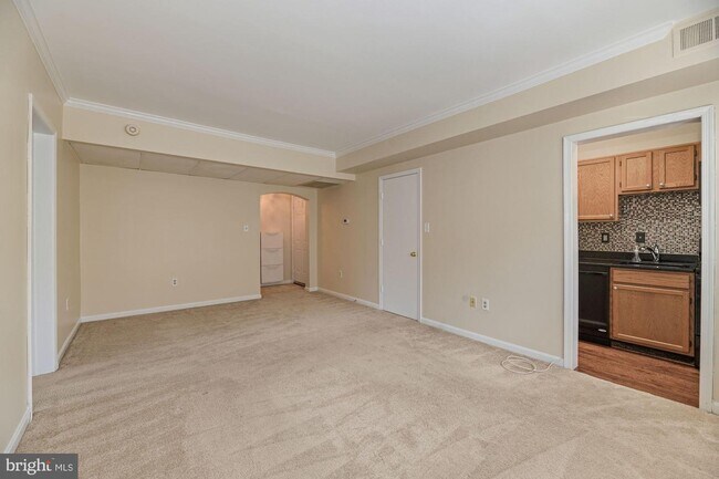Building Photo - 1817 Queens Ln