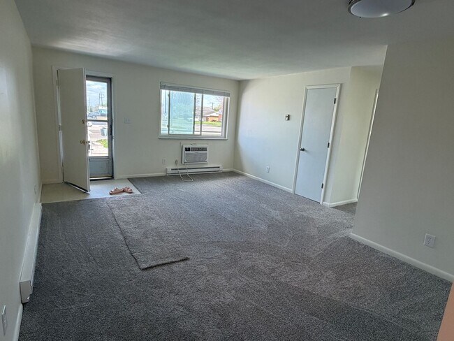 Foto del edificio - Riverside 2 bedroom/ 1.5 bath Newly Renovated