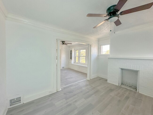 Foto del edificio - 8511 Jeffries Ave