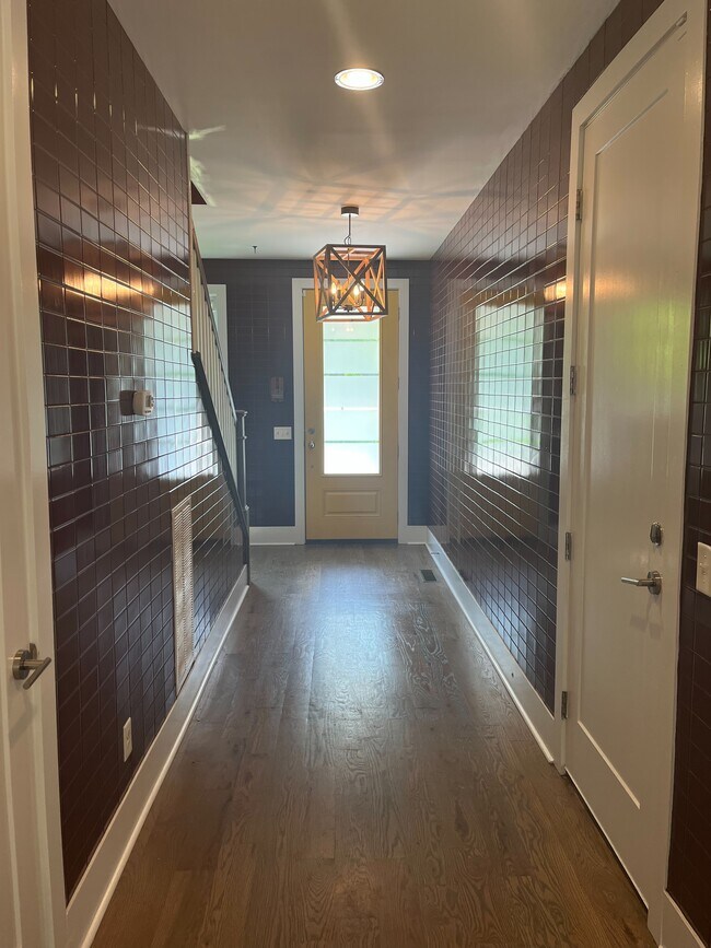 Entrada - 1509 Wayne Dr