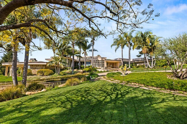 Foto del edificio - 330 Ortega Ridge Rd