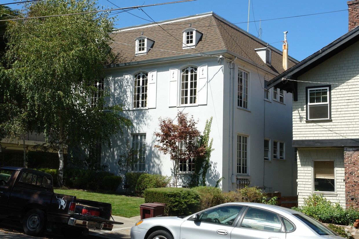 Building Photo - 835 Kingston Ave