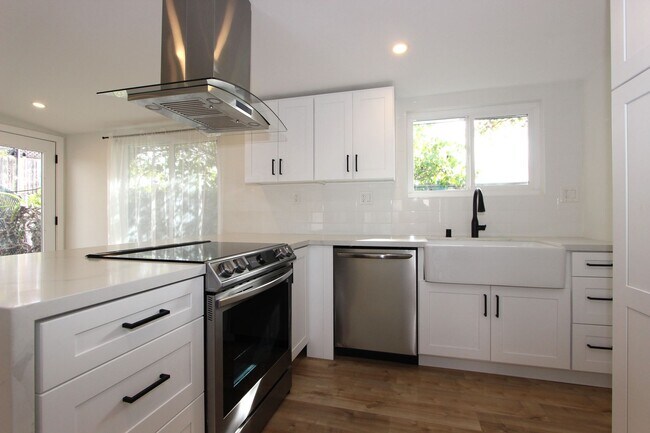 Building Photo - 3 Bedroom 2 Bathroom home available NOW