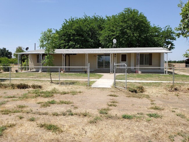 Building Photo - Country Home & Horse Property!