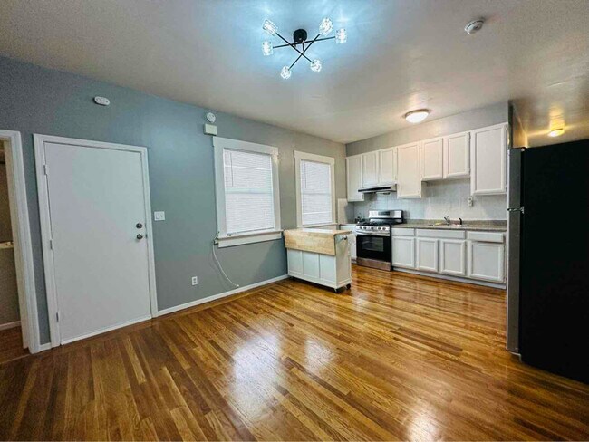 Building Photo - 23 Varennes St