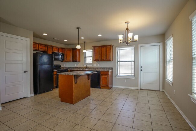 Foto del edificio - 3 Bedroom 2 Bathroom, 2 Car Garage Home in...