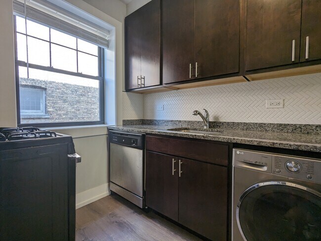Foto del edificio - 1128 Maple Ave
