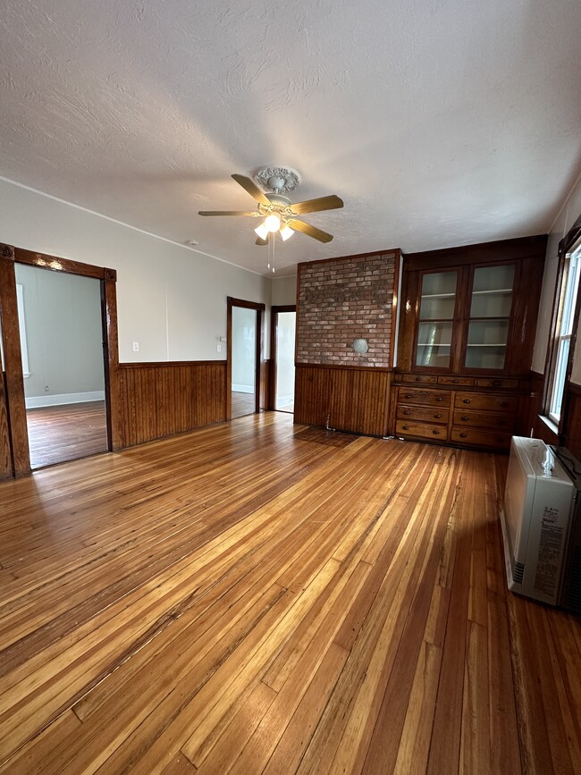 Building Photo - 1049 County St