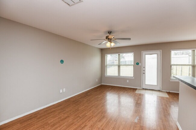Foto del edificio - 815 Village Point Ln