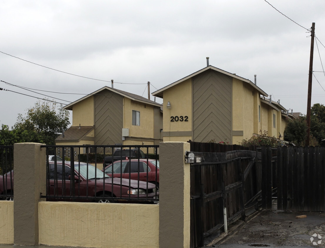 Building Photo - 2032 Wallace Ave