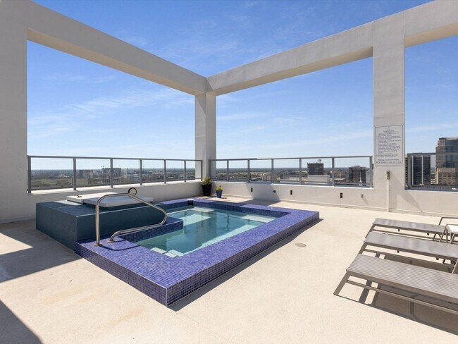 Foto del edificio - *PENDING* Large Corner Unit at STAR TOWER!