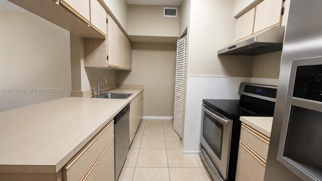Foto del edificio - 18332 NW 68th Ave