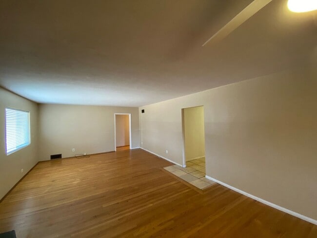 Building Photo - HUGE House! Big Yard! (Lease out, pending ...