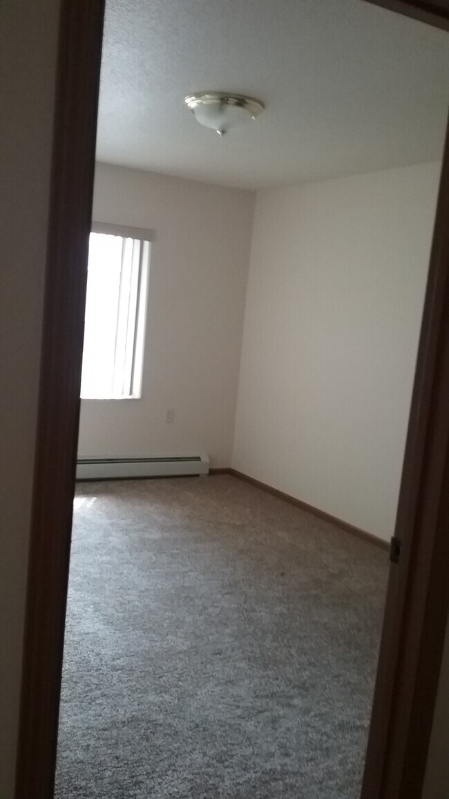 Building Photo - 990 Linden Dr