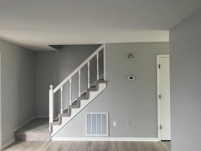 Building Photo - UPDATED 2 BEDROOM TOWNHOUSE WITH COMMUNITY POOL