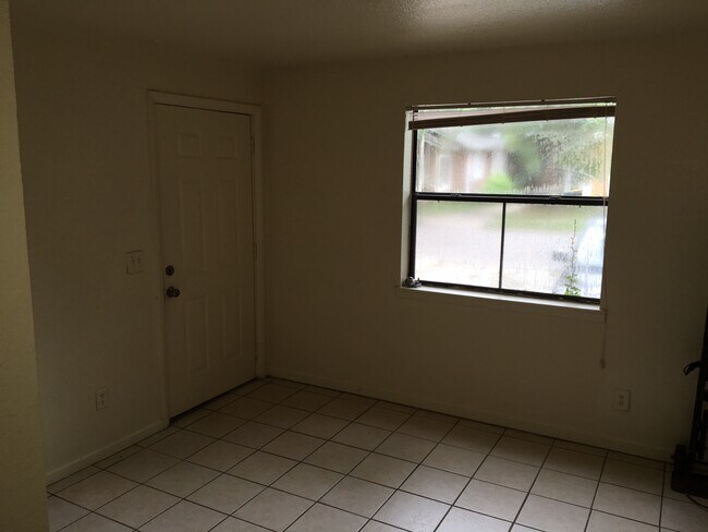 Sala de estar - 2678 Ernest Street