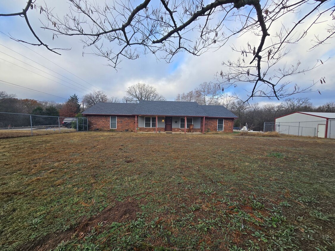 Foto principal - 4 bedroom 2 bath home in Seminole!