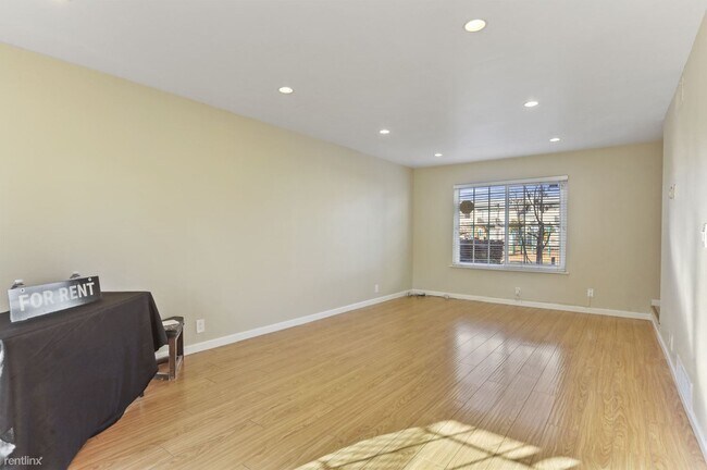 Building Photo - 3 br, 1.5 bath Townhome - 4379 Planet Circle