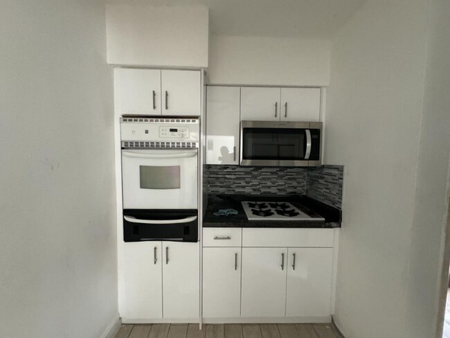 Building Photo - 655 NE 151st St