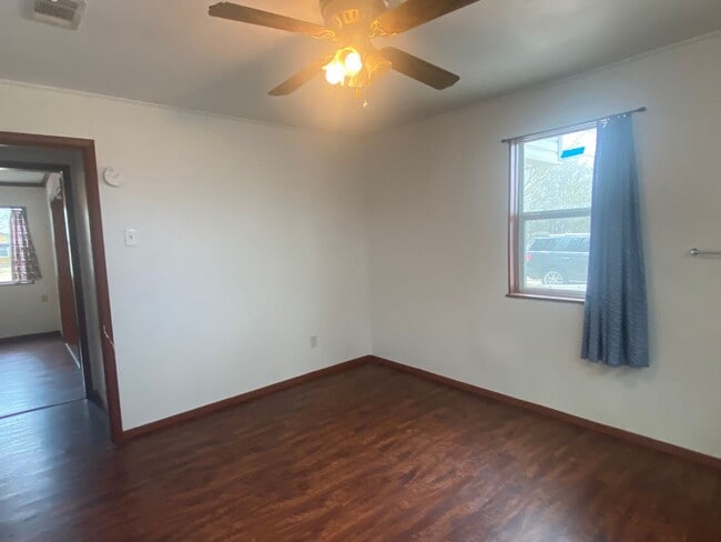 Building Photo - 2 BEDROOM COUNTRY LIVING