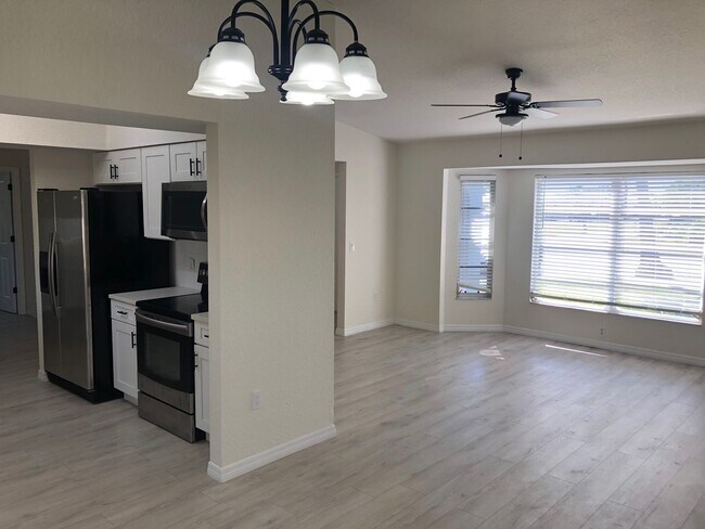 Building Photo - Spacious & Stylish 4-Bedroom Home – Prime ...