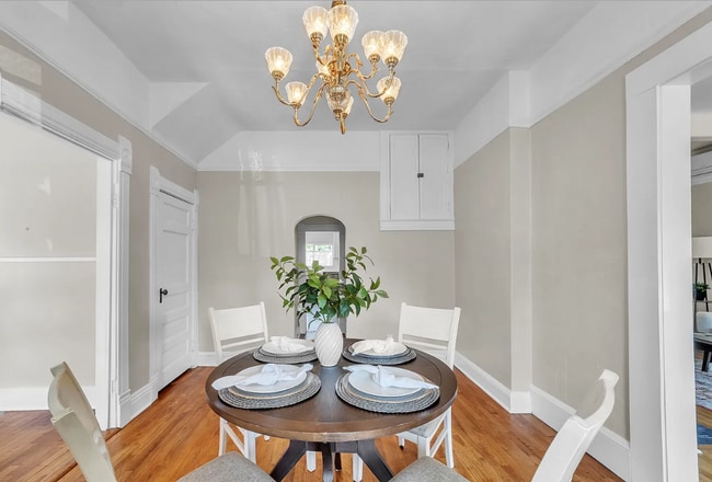 Foto del edificio - MOVE IN SPECIAL! Beautiful 5 Bedroom Home with Lots of Natural Light