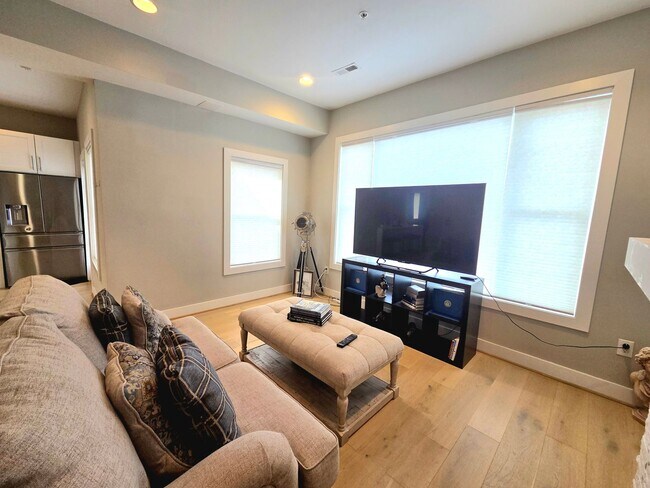 Building Photo - Updated 2 BR/2 BA Condo | Top Floor Living...