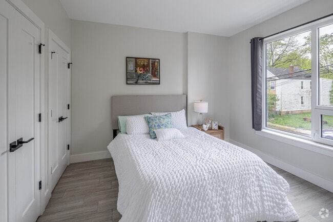 2BR, 1BA - 1,035F - 2nd Bedroom - 124-130 Ellis Ave