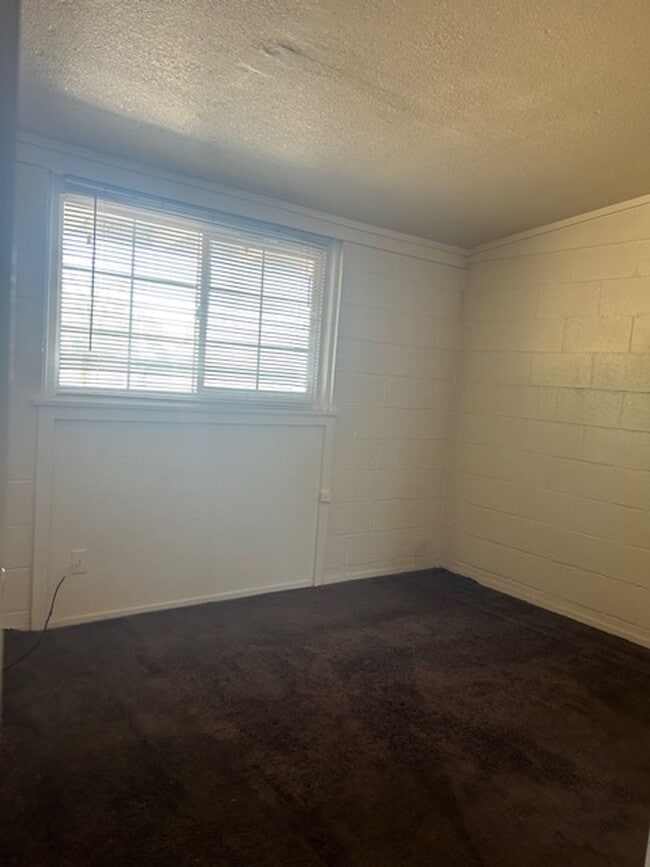 Building Photo - 922 Brookfield Dr