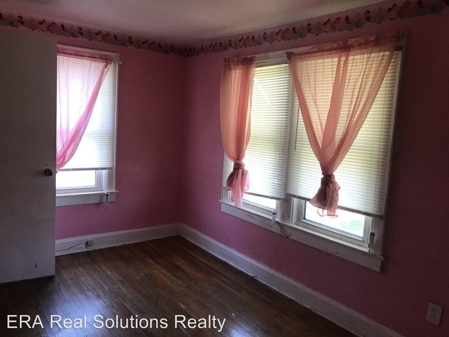 Building Photo - 3 br, 1 bath House - 633 Wrexham Avenue 633