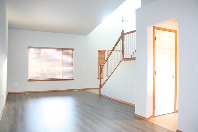 Building Photo - 3 bdrm, 2.5 Bath, 2 car Garage, Gas heat, ...
