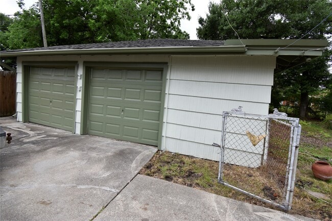 Building Photo - 1706 Oaks Dr