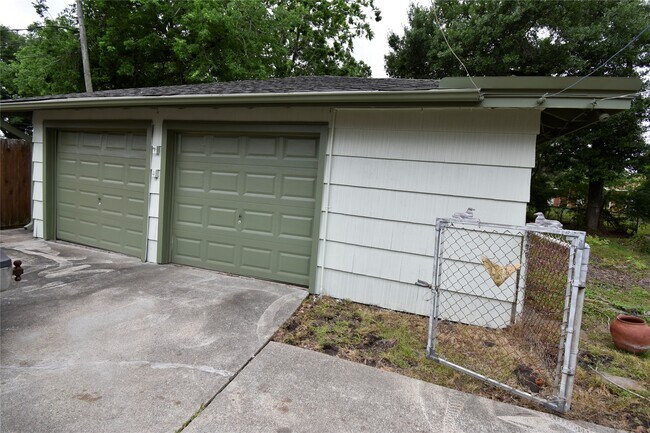 Foto del edificio - 1706 Oaks Dr